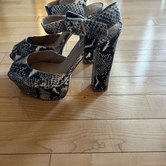Steve Madden Snake Heels - Picture 2 of 3